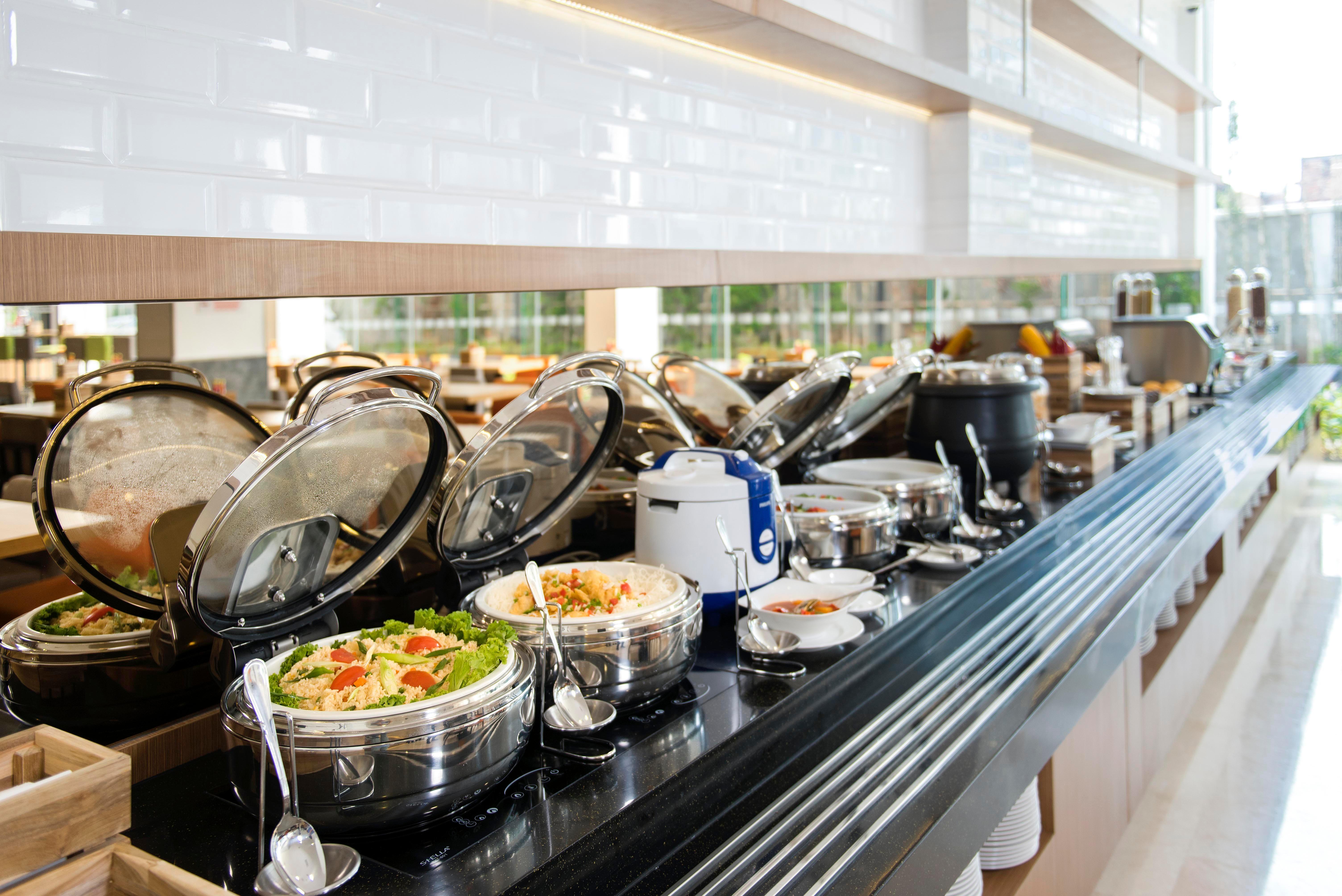 Holiday Inn Express Jakarta Matraman By Ihg Exterior photo