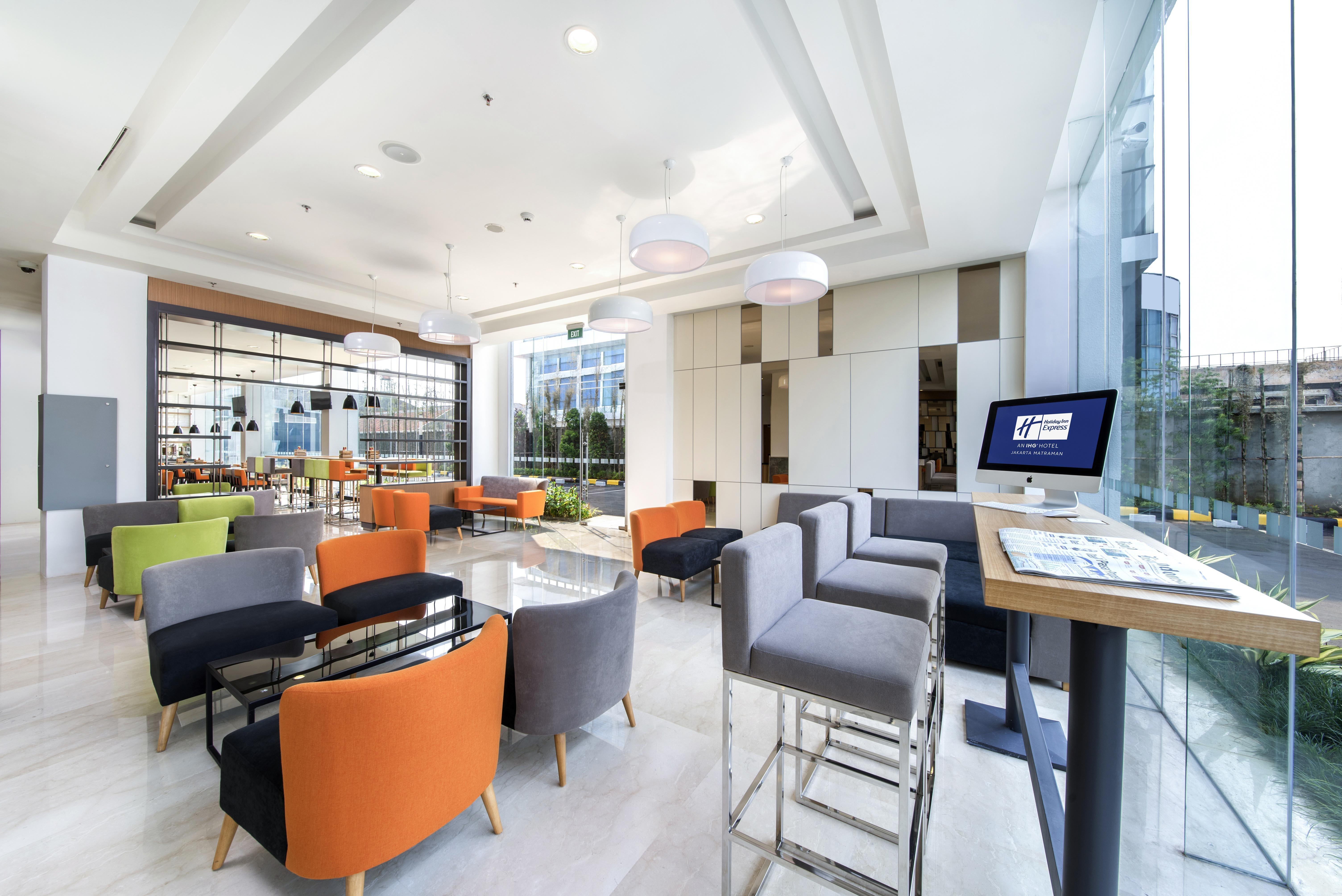 Holiday Inn Express Jakarta Matraman By Ihg Exterior photo