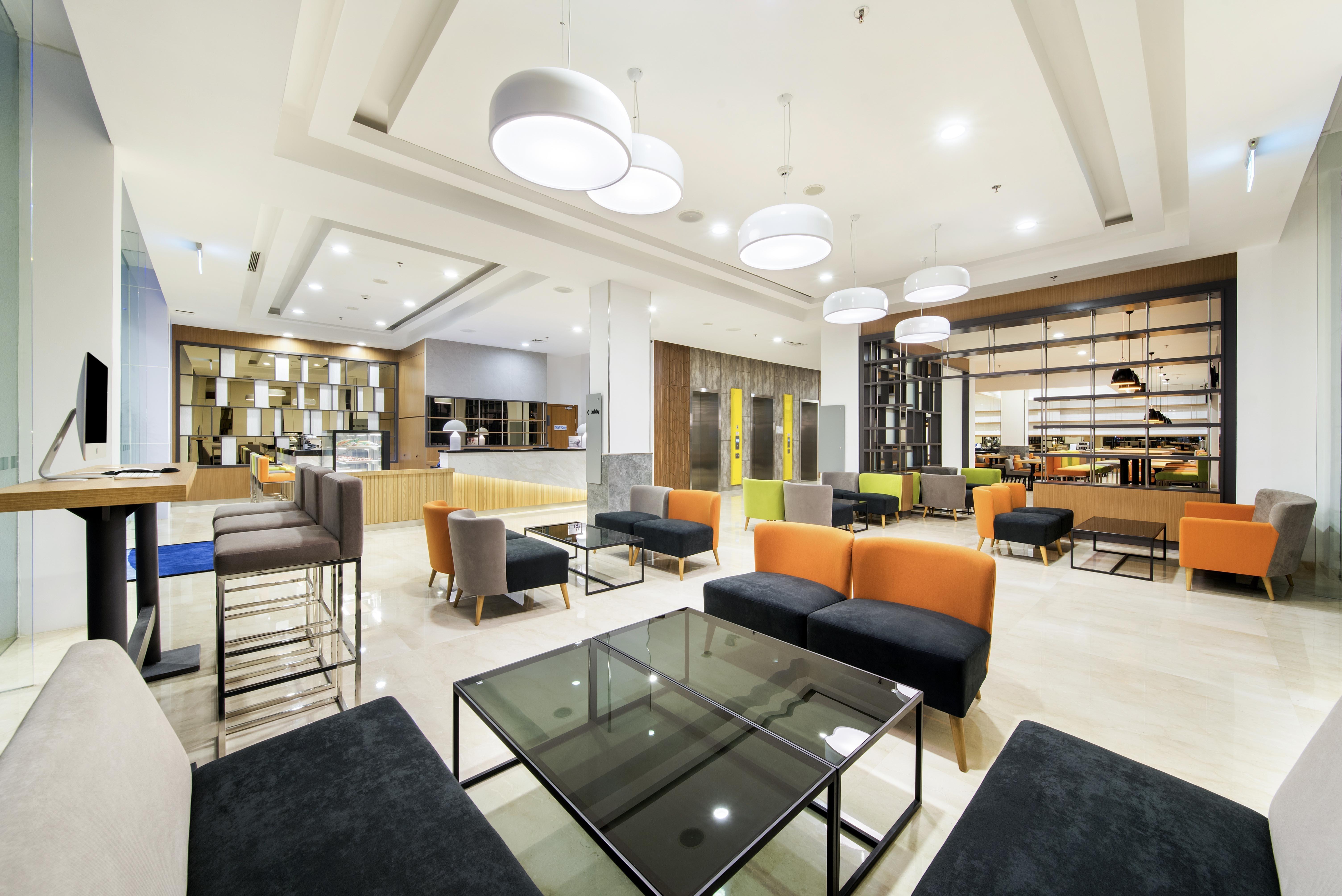 Holiday Inn Express Jakarta Matraman By Ihg Exterior photo