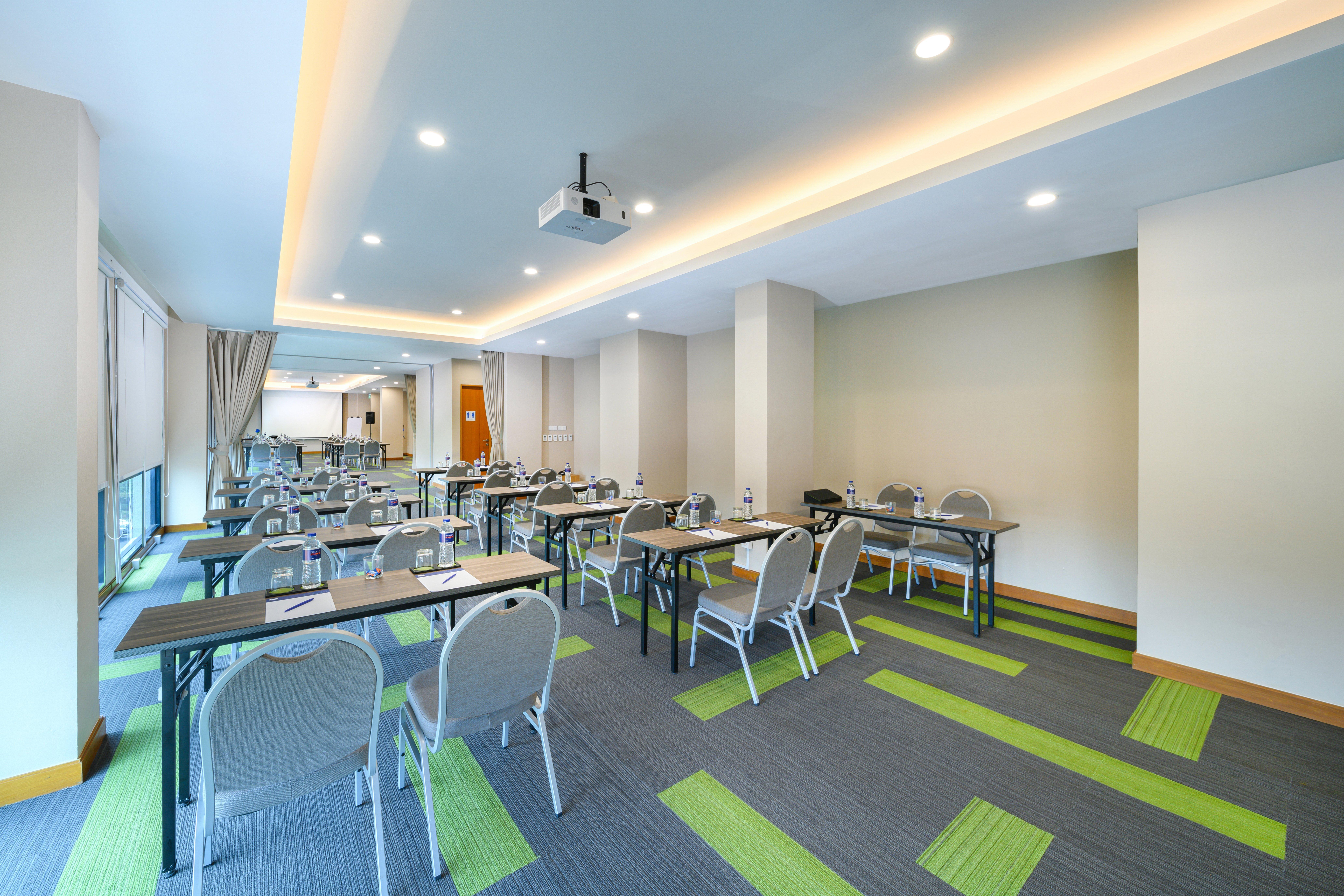 Holiday Inn Express Jakarta Matraman By Ihg Exterior photo