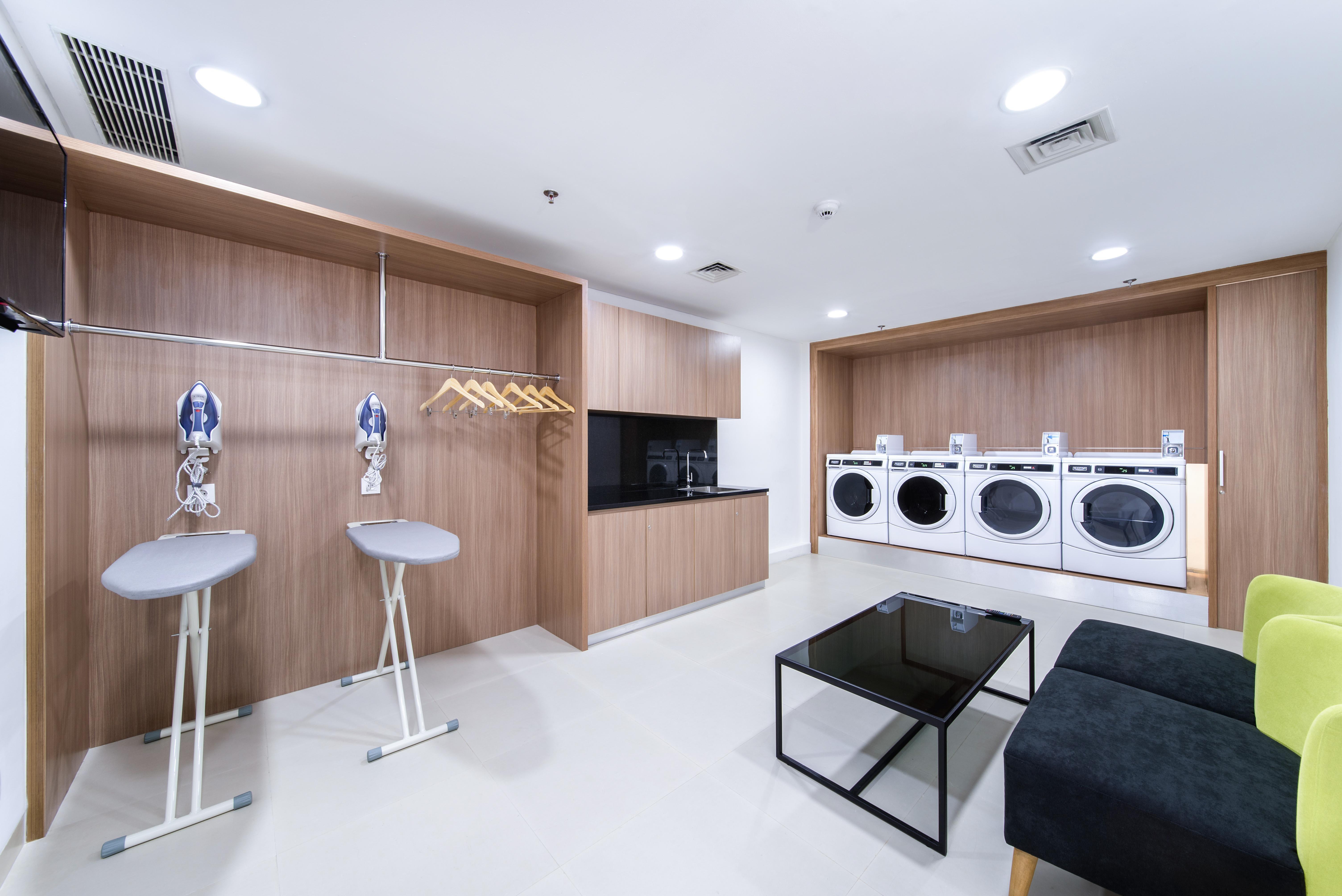 Holiday Inn Express Jakarta Matraman By Ihg Exterior photo