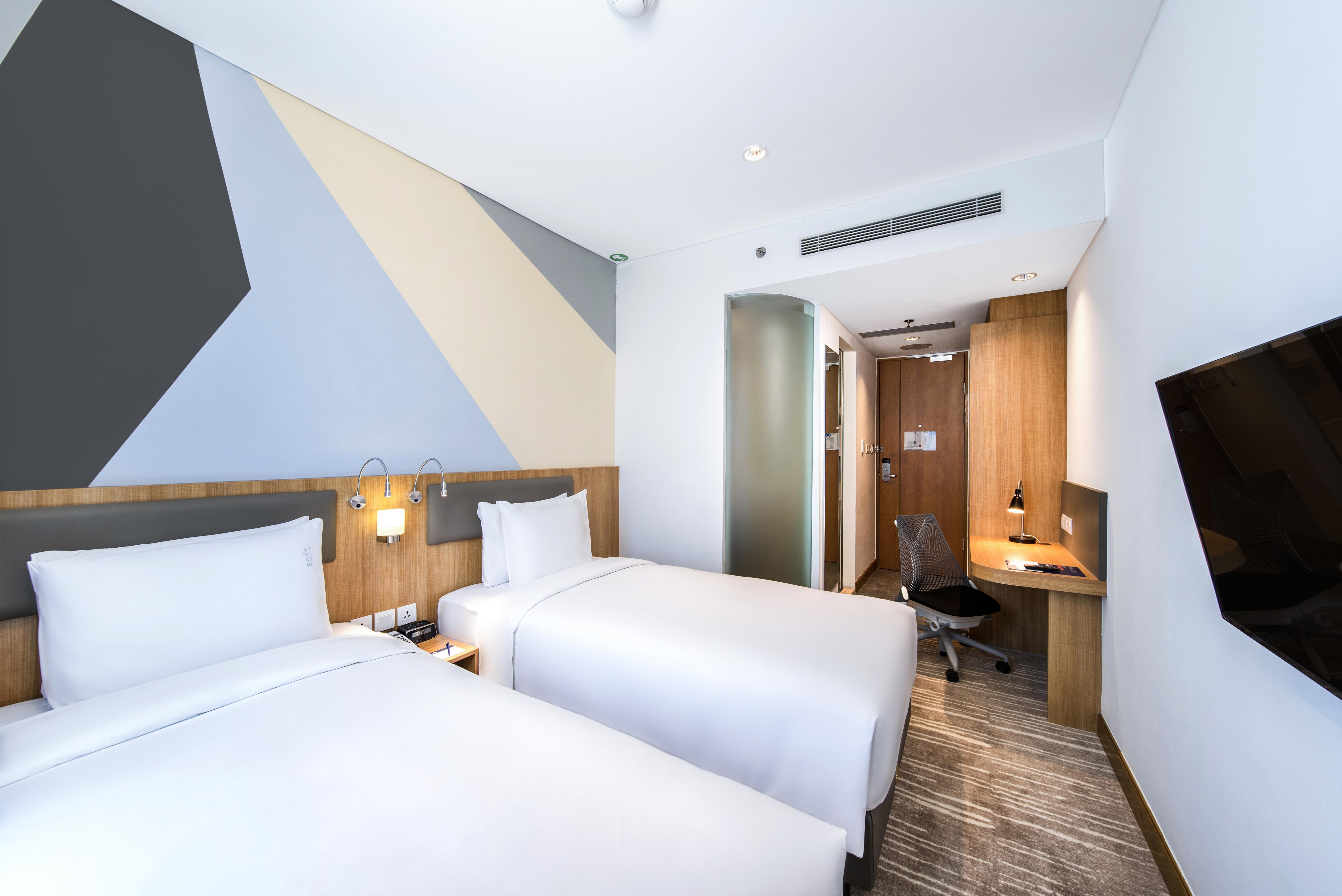 Holiday Inn Express Jakarta Matraman By Ihg Exterior photo