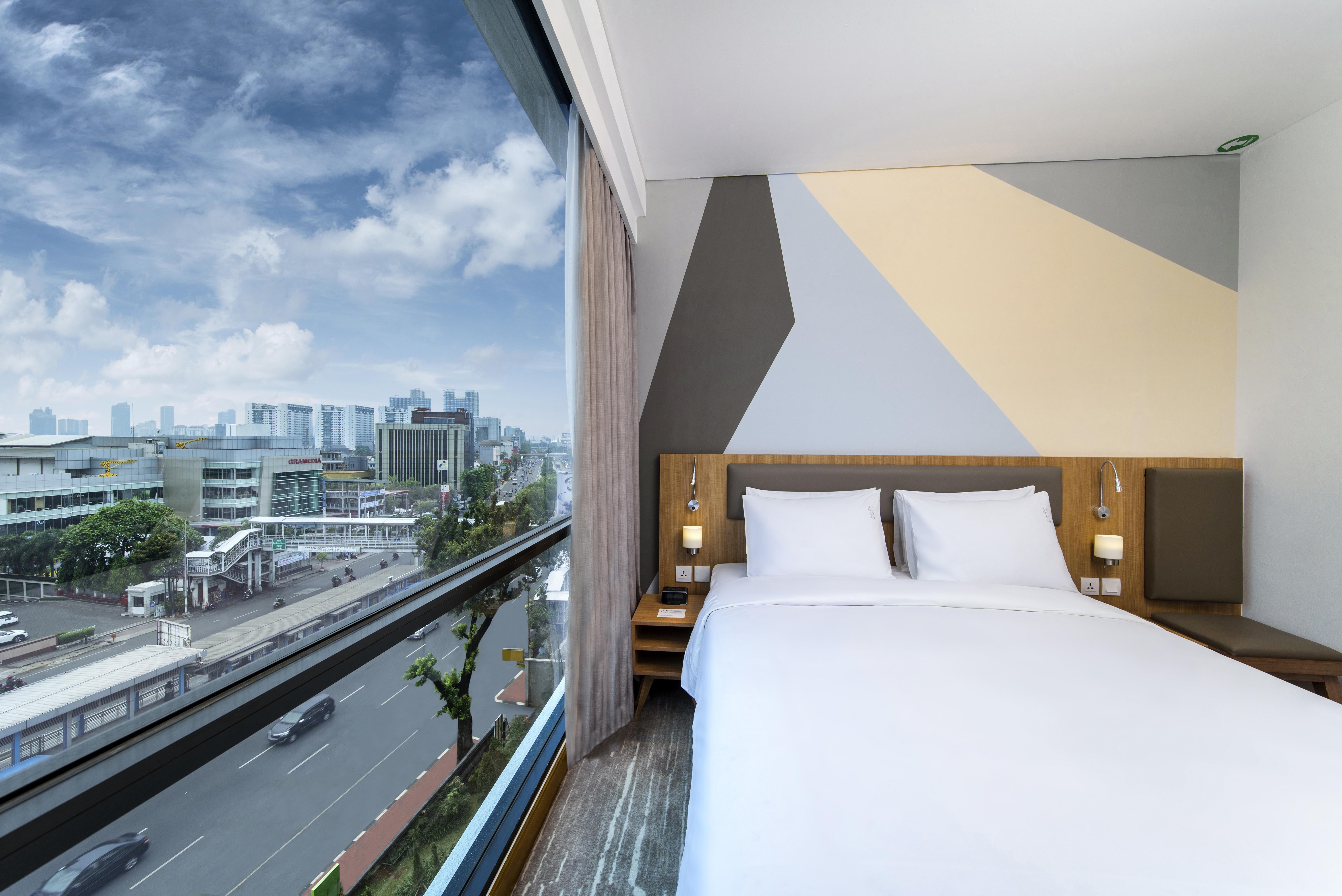 Holiday Inn Express Jakarta Matraman By Ihg Exterior photo