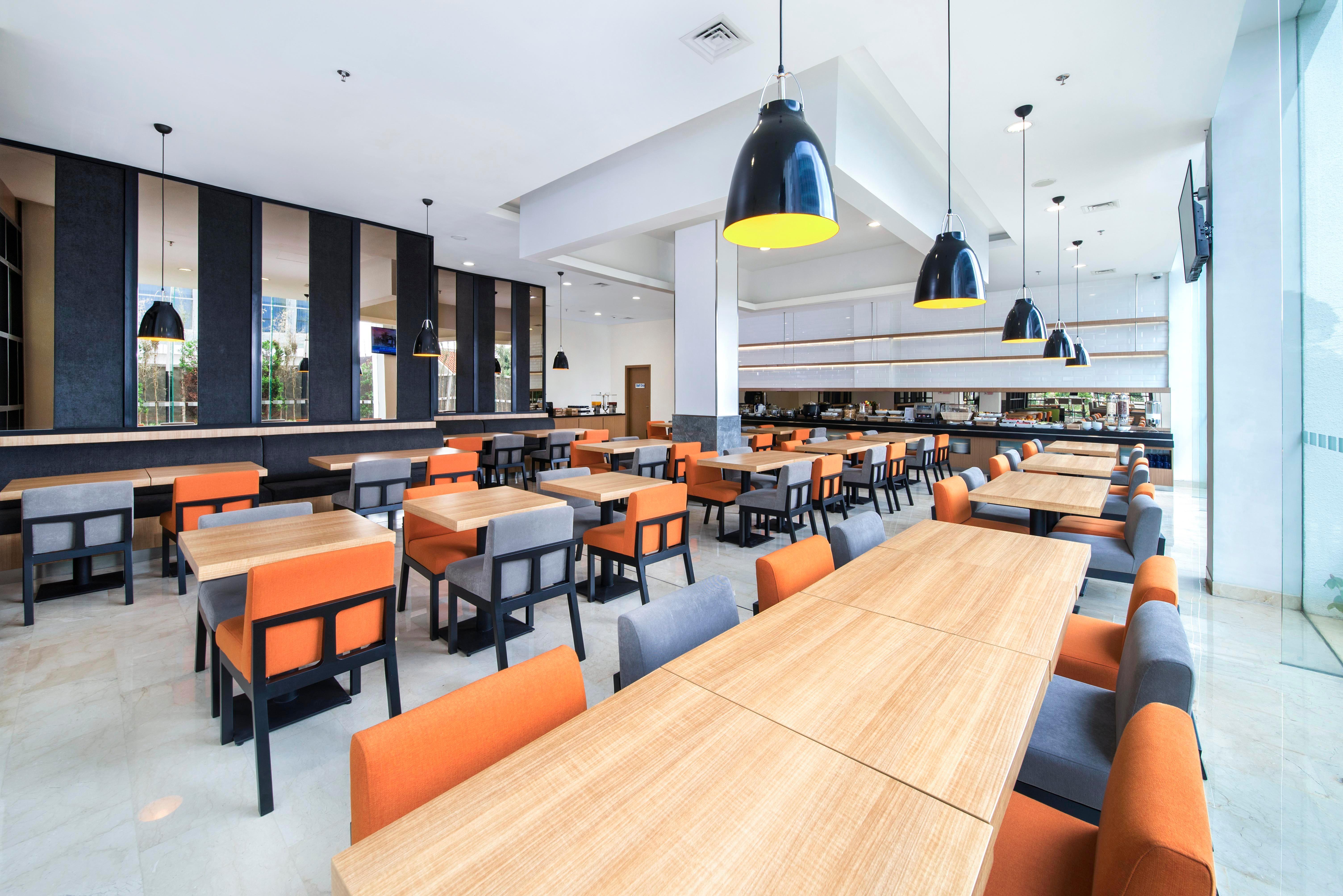 Holiday Inn Express Jakarta Matraman By Ihg Exterior photo