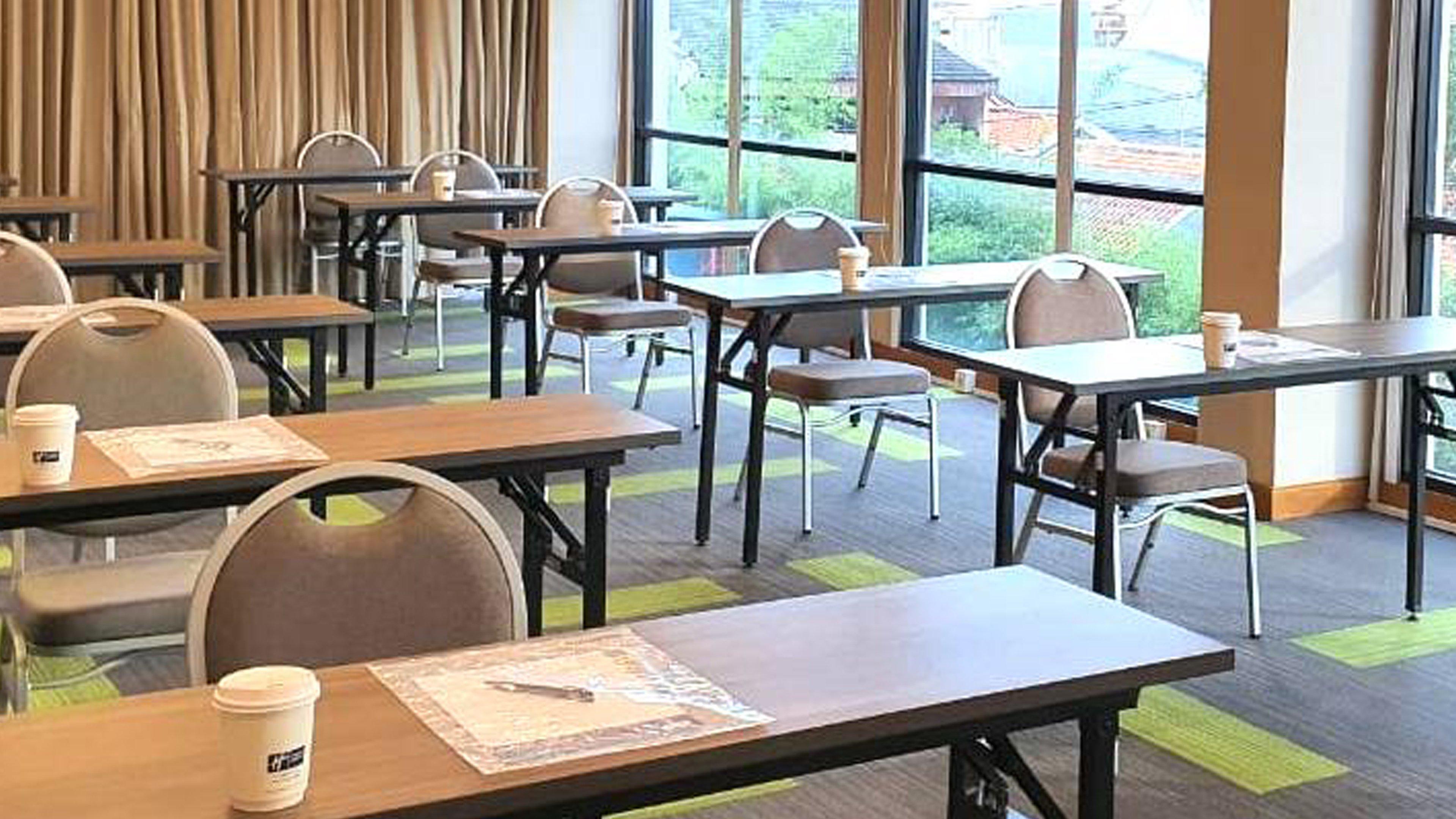 Holiday Inn Express Jakarta Matraman By Ihg Exterior photo