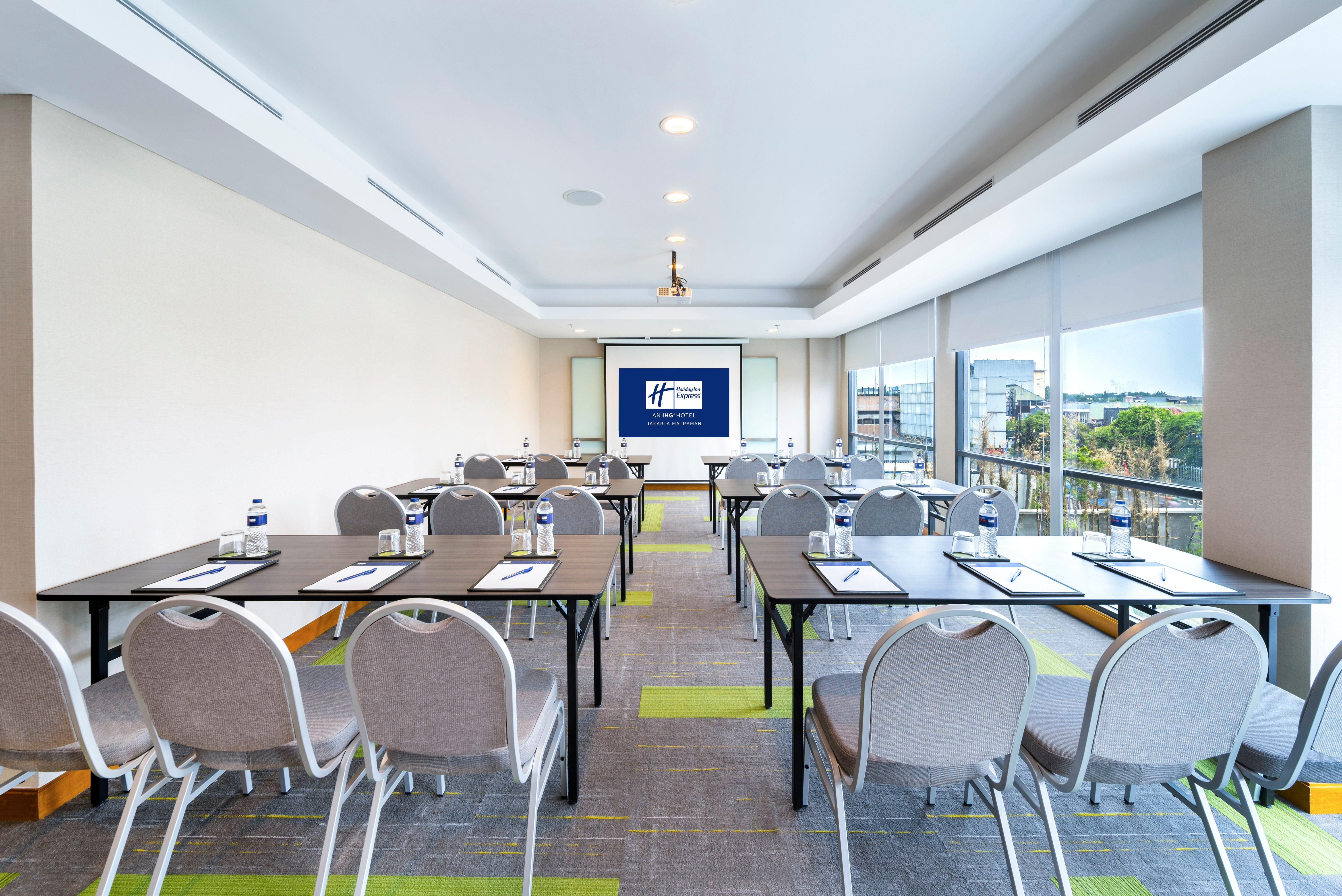 Holiday Inn Express Jakarta Matraman By Ihg Exterior photo