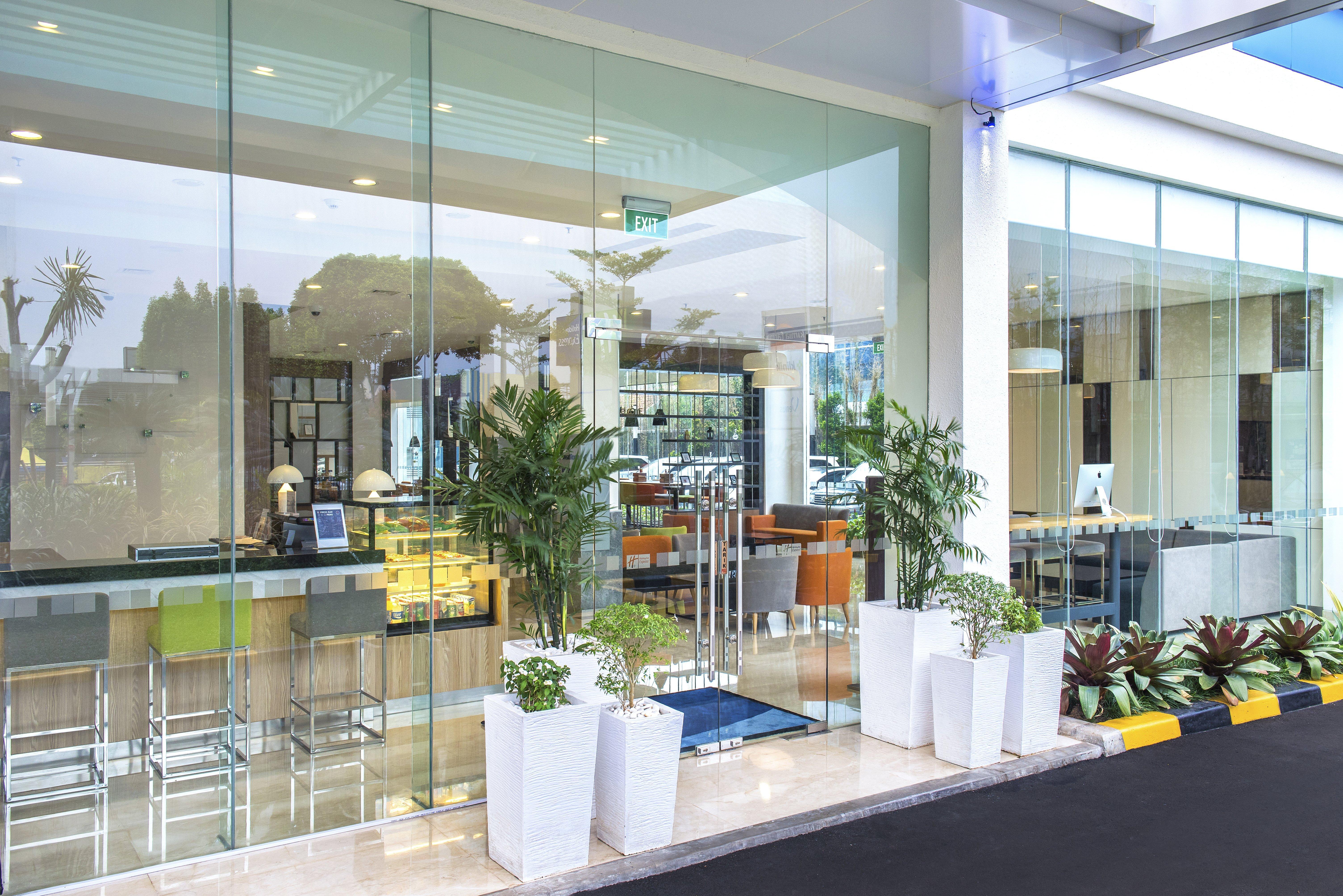 Holiday Inn Express Jakarta Matraman By Ihg Exterior photo