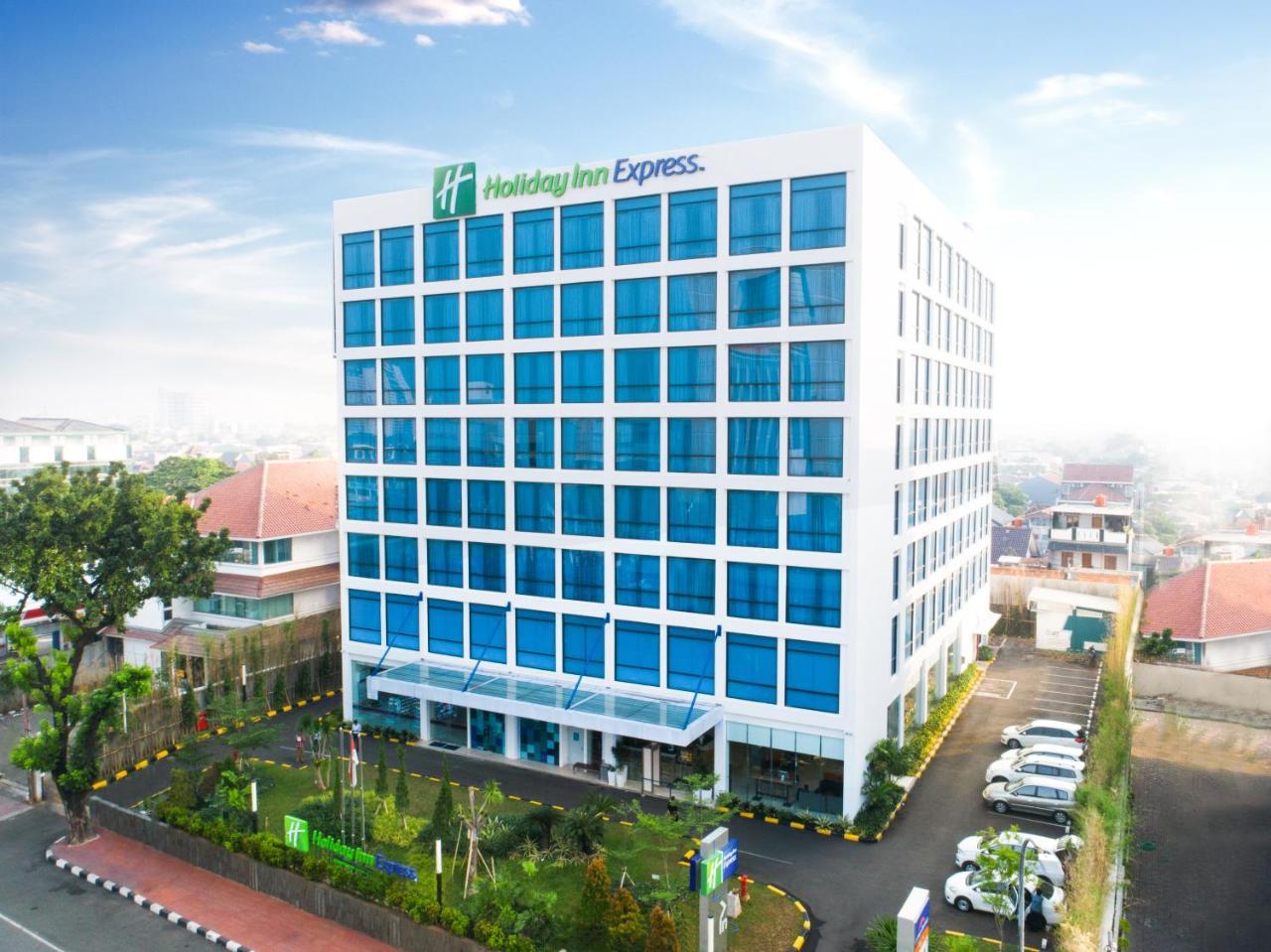 Holiday Inn Express Jakarta Matraman By Ihg Exterior photo