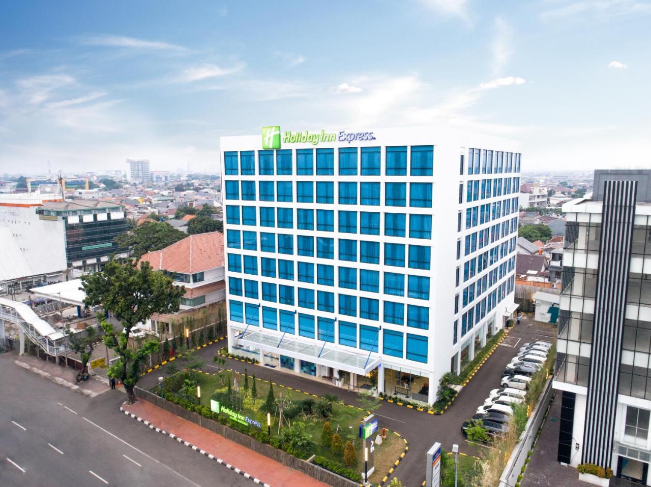 Holiday Inn Express Jakarta Matraman By Ihg Exterior photo
