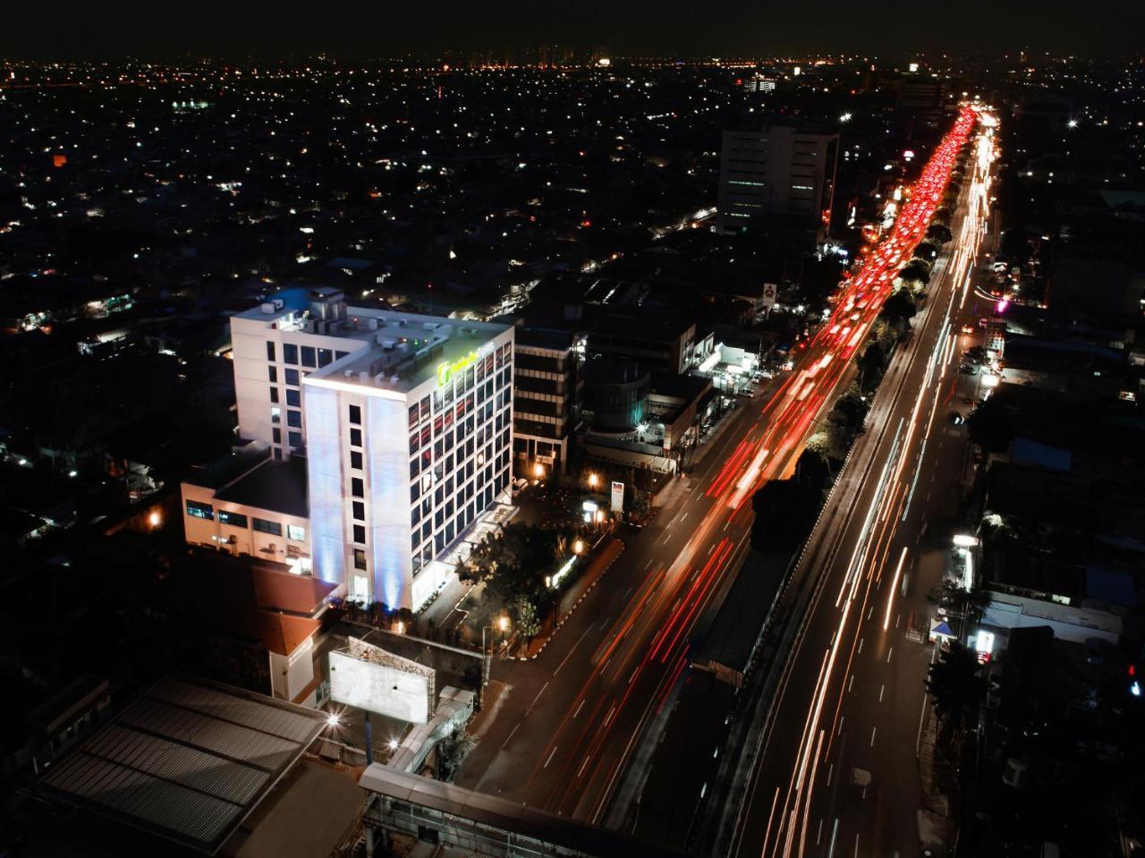 Holiday Inn Express Jakarta Matraman By Ihg Exterior photo